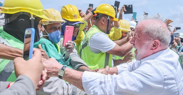 Presidente anuncia salário mínimo de R$ 1.320 a partir de maio e isenção do IR para quem recebe até R$ 2.640